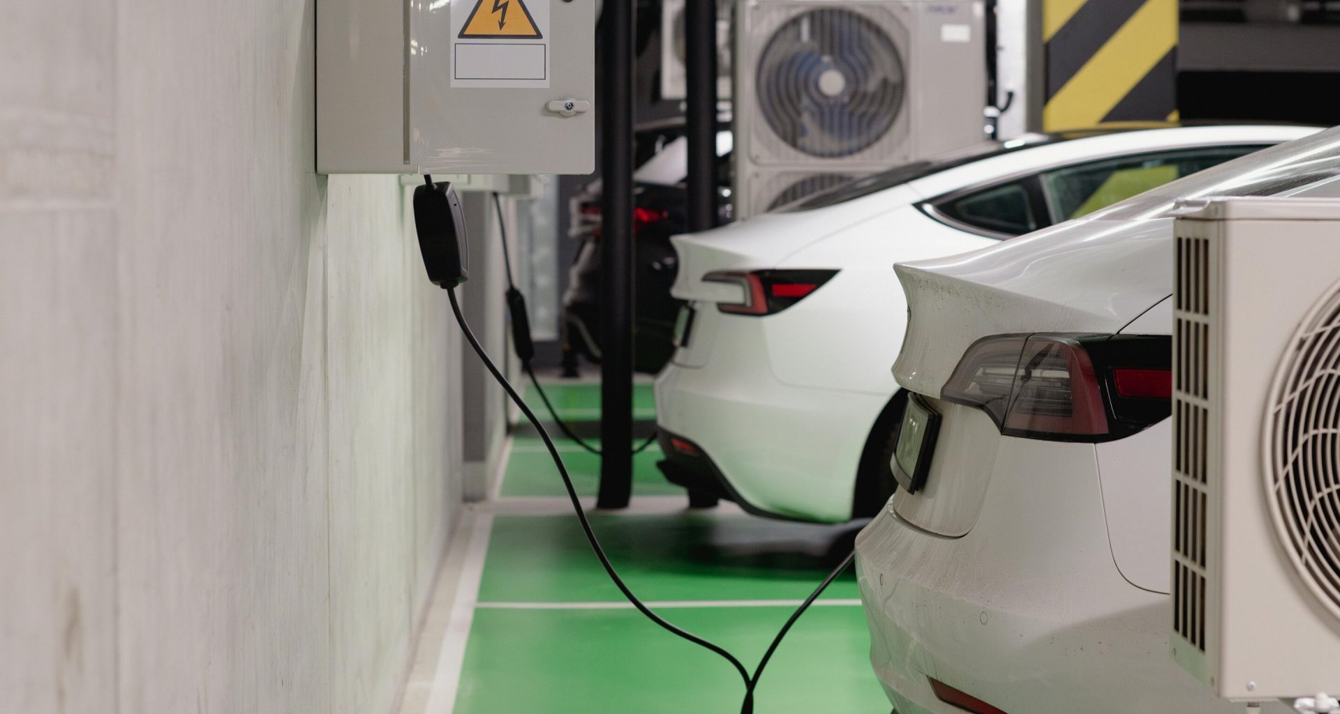 Pontos de recarga são mais eficientes que incentivos fiscais para aumentar a compra de carros elétricos
