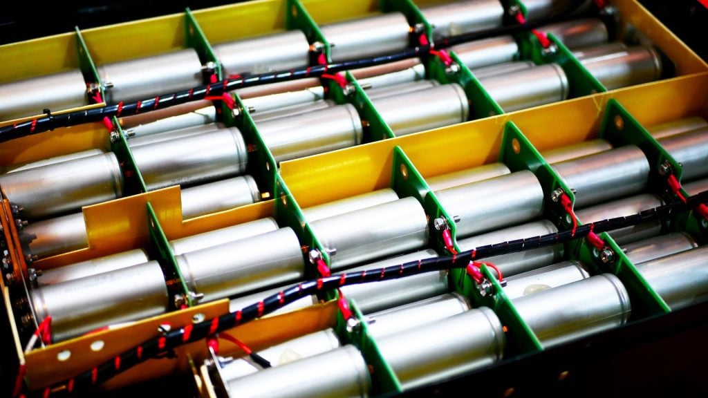 Sal de lítio revoluciona bateria de sódio e atinge 93% de retenção de carga em novo avanço tecnológico