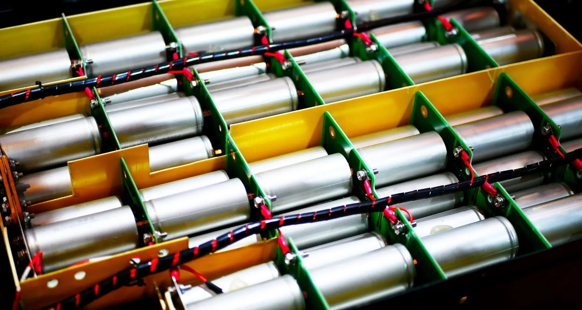 Sal de lítio revoluciona bateria de sódio e atinge 93% de retenção de carga em novo avanço tecnológico