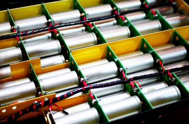 Sal de lítio revoluciona bateria de sódio e atinge 93% de retenção de carga em novo avanço tecnológico