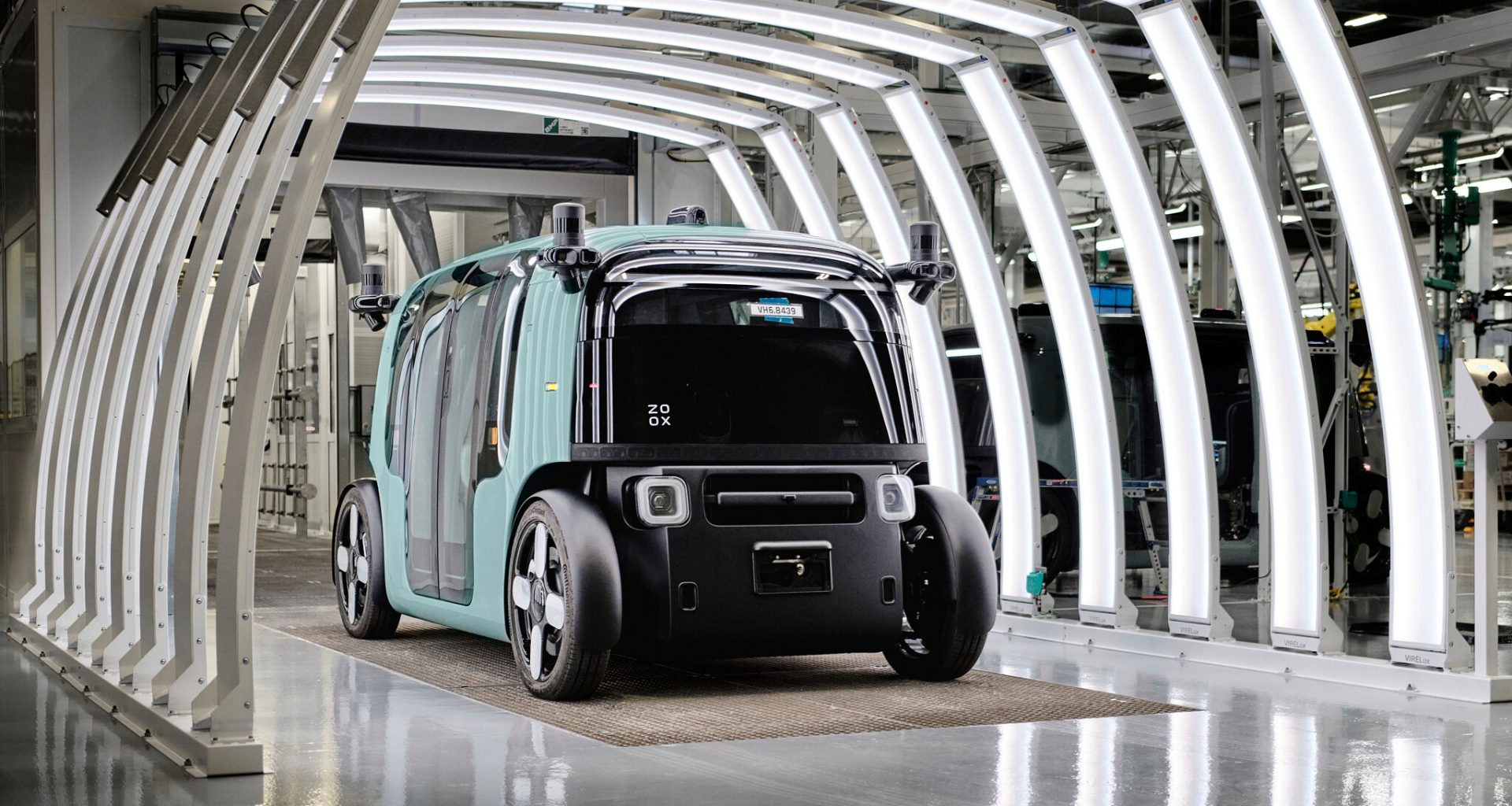 Amazon planeja produzir 10 mil carros autônomos por ano em nova fábrica, desafiando a Waymo