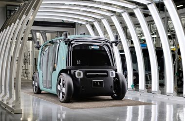 Amazon planeja produzir 10 mil carros autônomos por ano em nova fábrica, desafiando a Waymo
