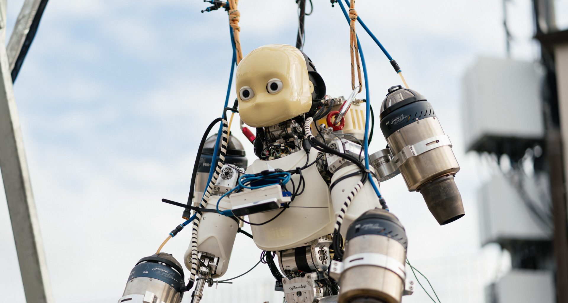 Robô humanoide consegue voar usando motores a jato e sistemas controlados por inteligência artificial