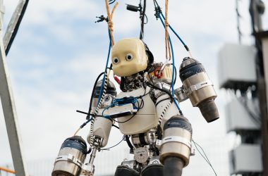 Robô humanoide consegue voar usando motores a jato e sistemas controlados por inteligência artificial