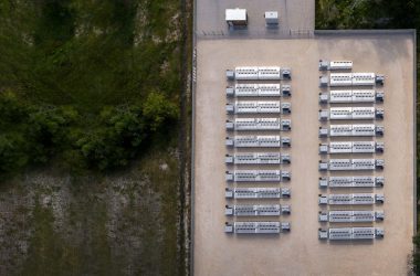 Tesla fecha mega acordo de R$ 2,7 bilhões para construir maior fábrica de baterias da China