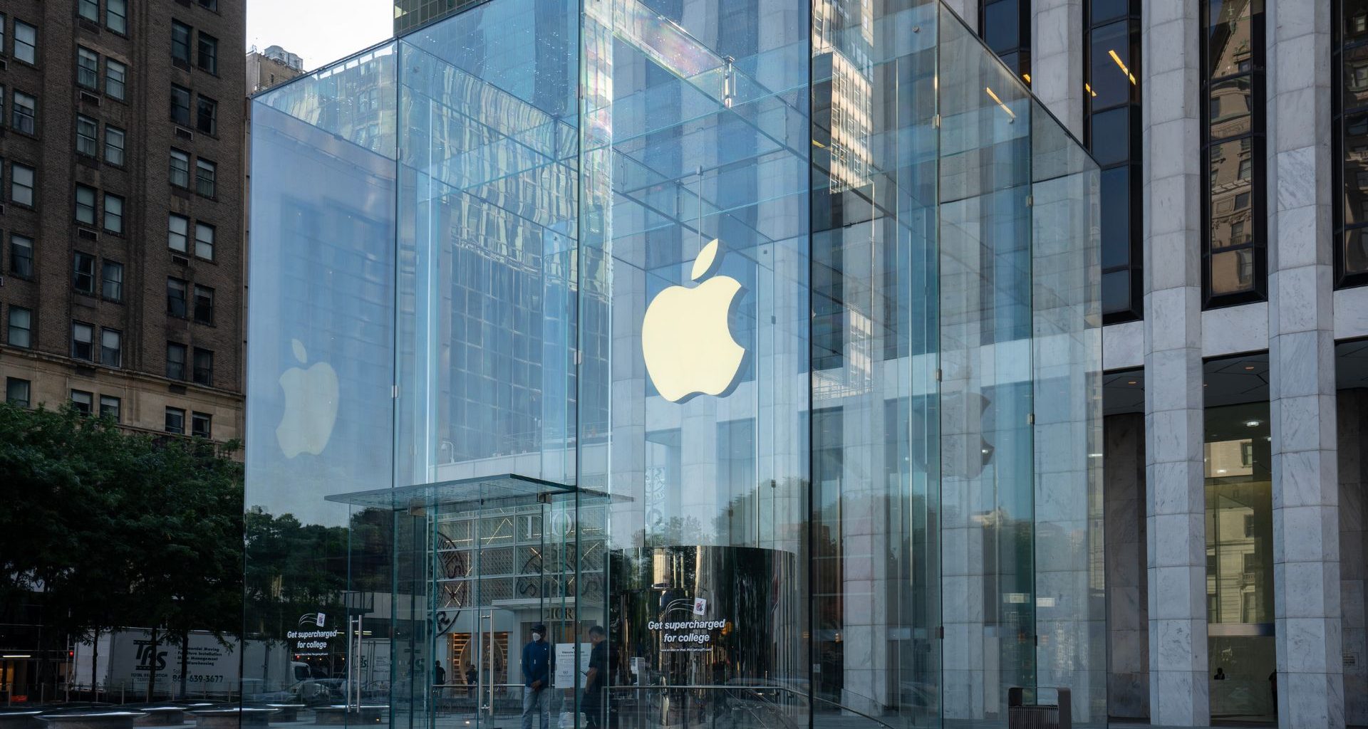 Apple é processada após atraso na IA Siri causar perda de R$ 4,5 trilhões em valor de mercado
