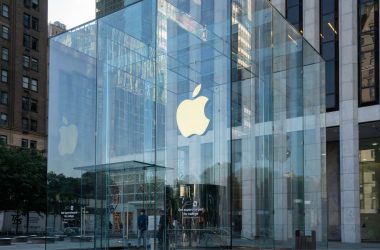 Apple é processada após atraso na IA Siri causar perda de R$ 4,5 trilhões em valor de mercado
