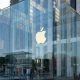 Apple é processada após atraso na IA Siri causar perda de R$ 4,5 trilhões em valor de mercado