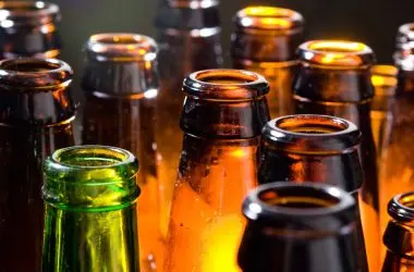 Garrafas de vidro liberam 50 vezes mais microplásticos que as de plástico, revela pesquisa
