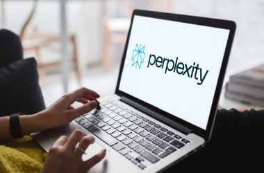 Apple avalia comprar Perplexity para fortalecer suas ofertas em inteligência artificial