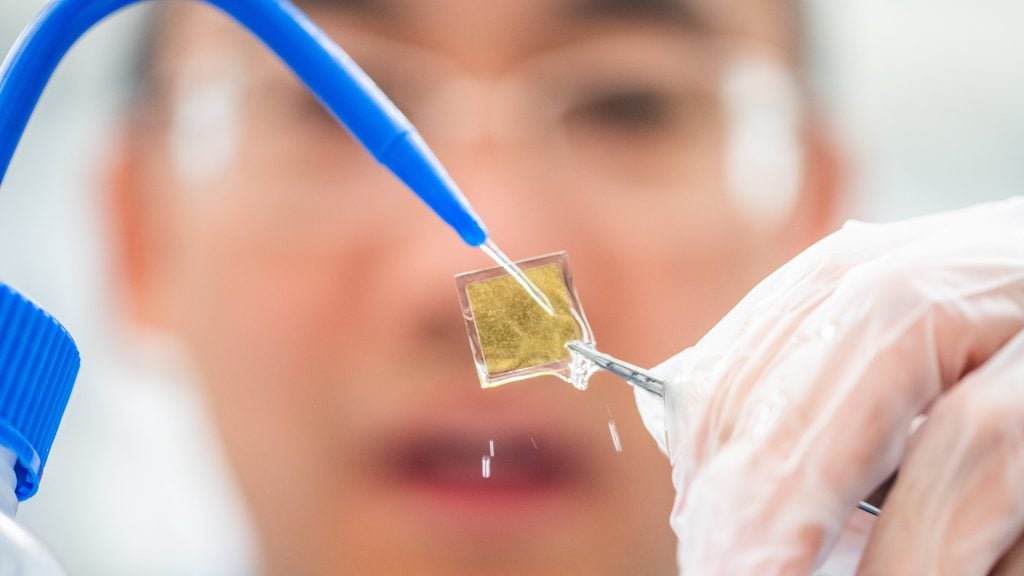 Material com três camadas revoluciona produção de hidrogênio verde ao separar cargas elétricas
