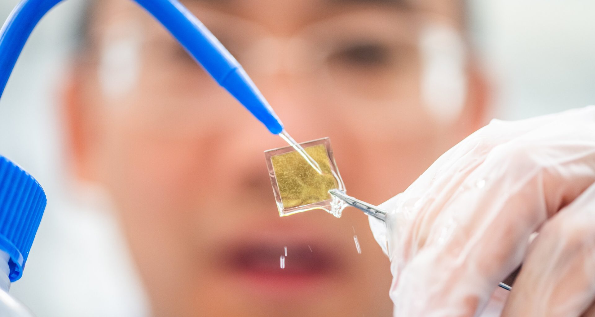 Material com três camadas revoluciona produção de hidrogênio verde ao separar cargas elétricas