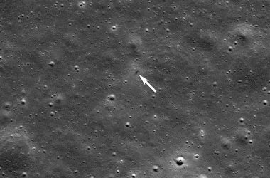 NASA descobre cratera na Lua formada por queda de nave espacial que bateu recentemente