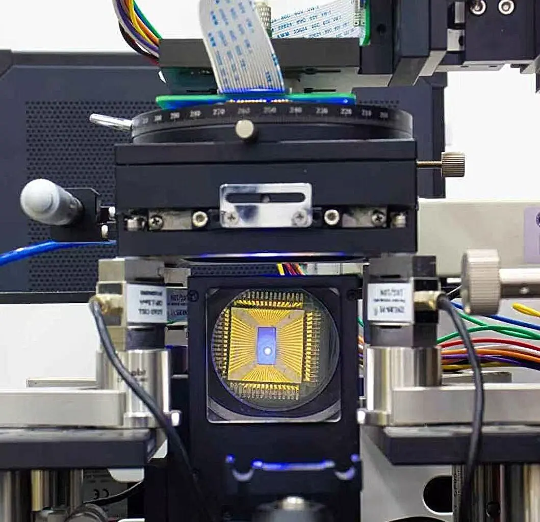 Nova técnica delicada revoluciona testes seguros em microchips de LED sem danificá-los