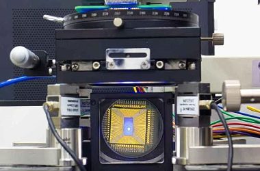 Nova técnica delicada revoluciona testes seguros em microchips de LED sem danificá-los