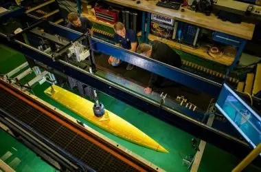 Navio revolucionário corta ondas do mar como se fossem manteiga com seu casco ultratecnológico