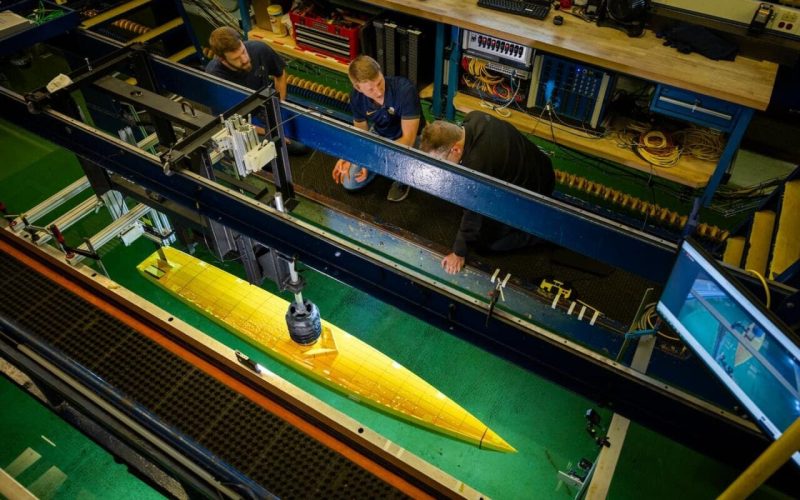 Navio revolucionário corta ondas do mar como se fossem manteiga com seu casco ultratecnológico