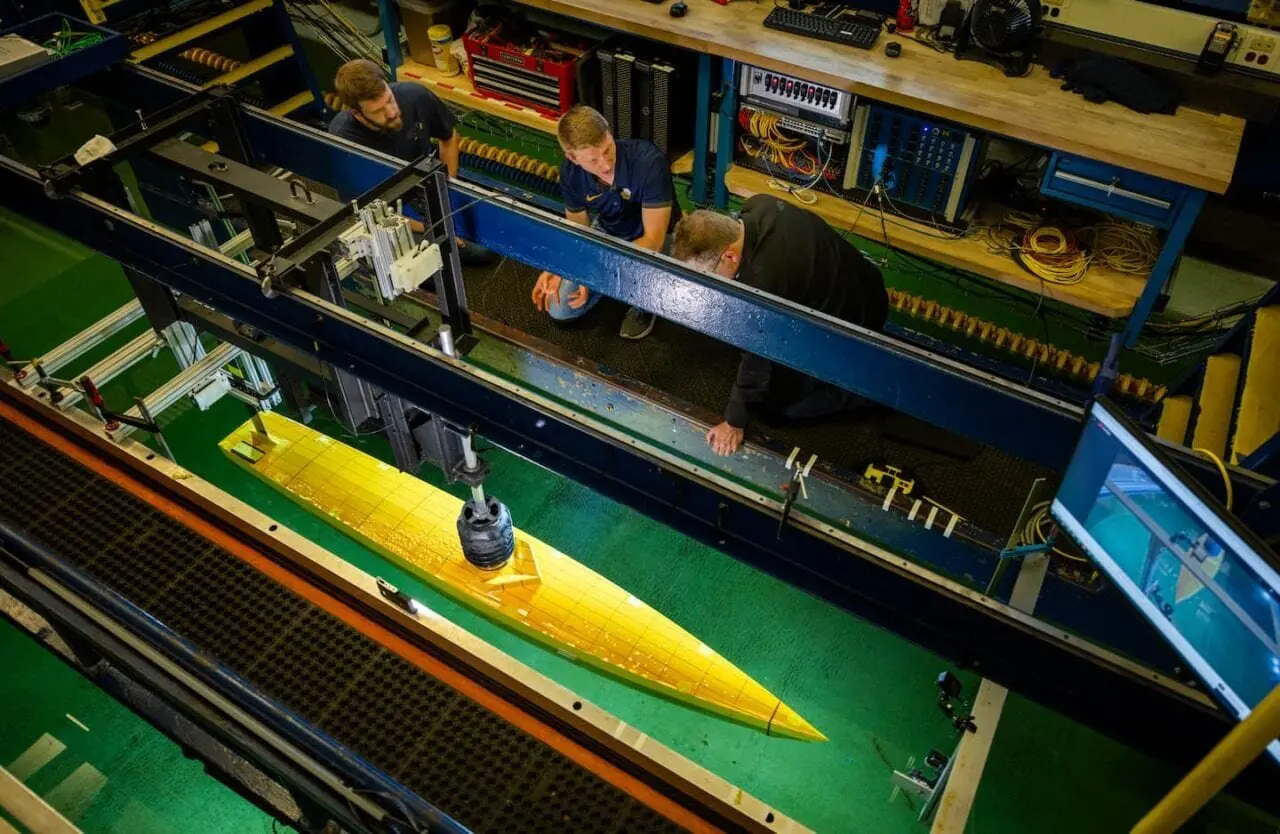 Navio revolucionário corta ondas do mar como se fossem manteiga com seu casco ultratecnológico