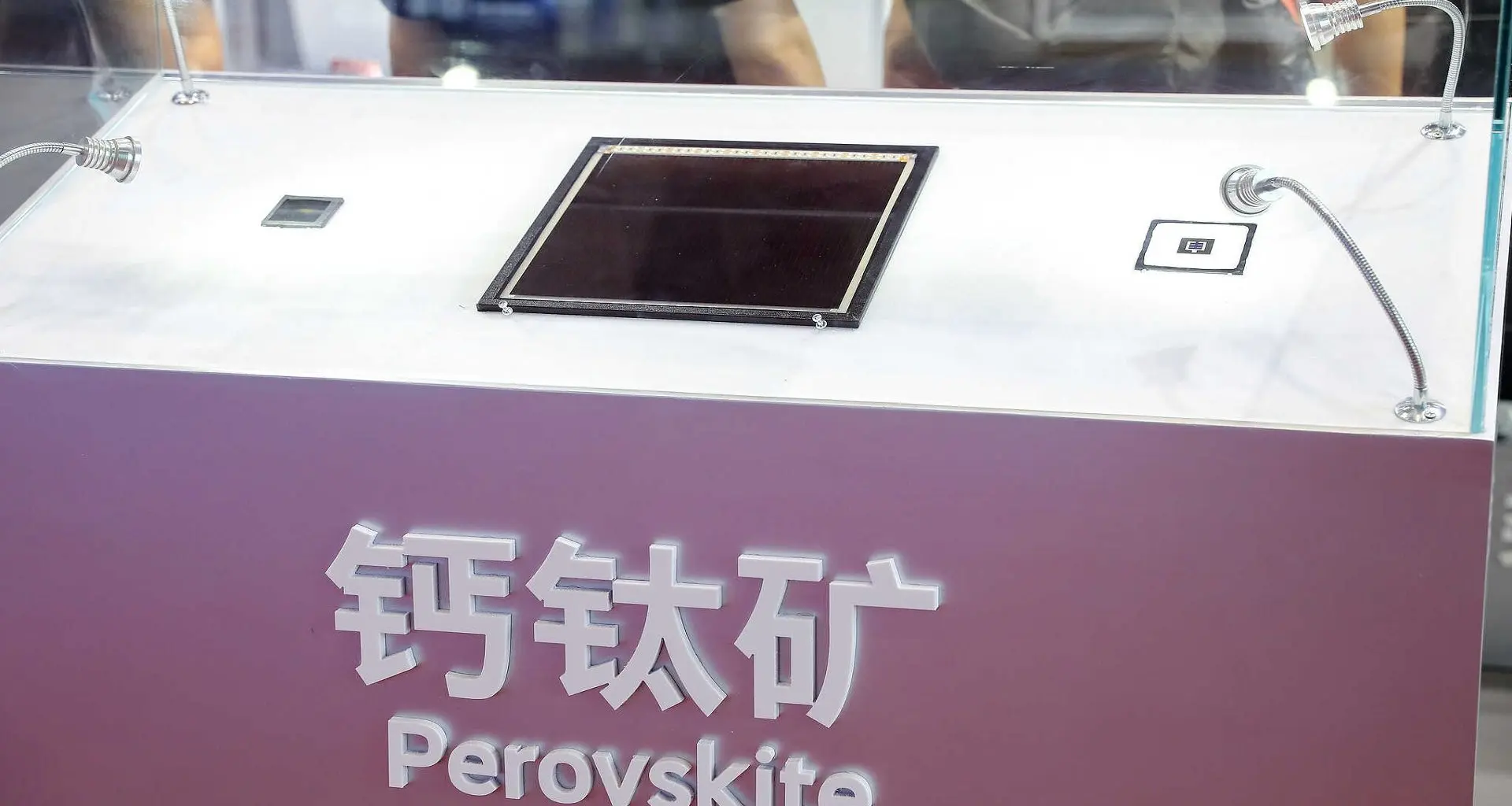 Novo material solar da China corrige falha crucial no design da perovskita