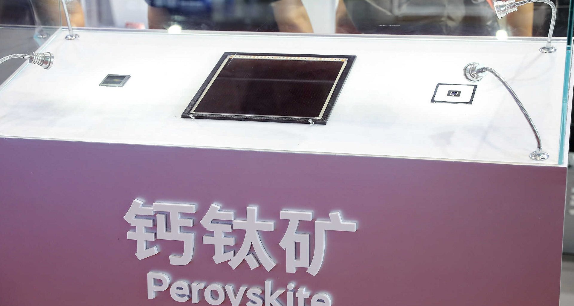 Novo material solar da China corrige falha crucial no design da perovskita