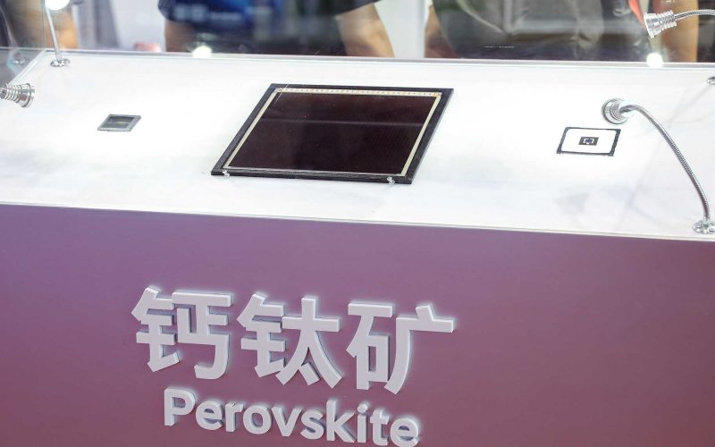 Novo material solar da China corrige falha crucial no design da perovskita