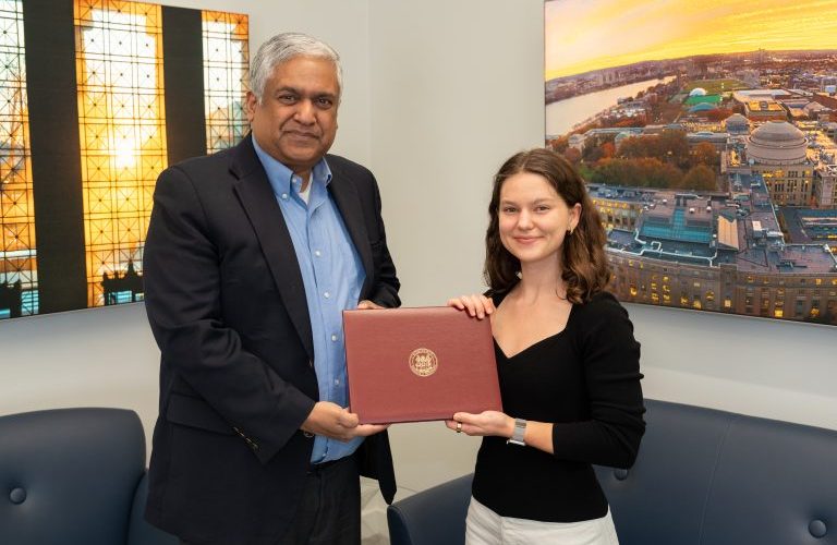 Jenna Houle, da turma de 2025, conquista o Prêmio Acadêmico Henry Ford II.