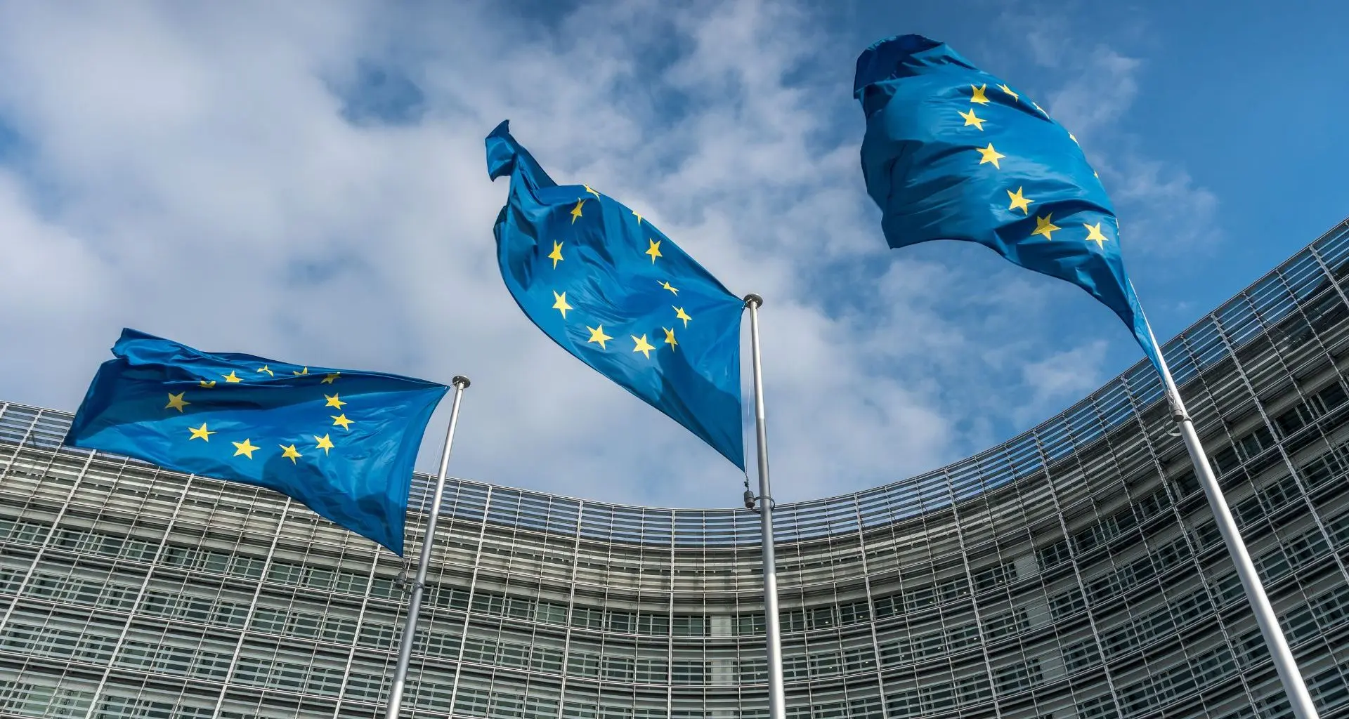 União Europeia lança regras duras de IA para Google, Microsoft e OpenAI.