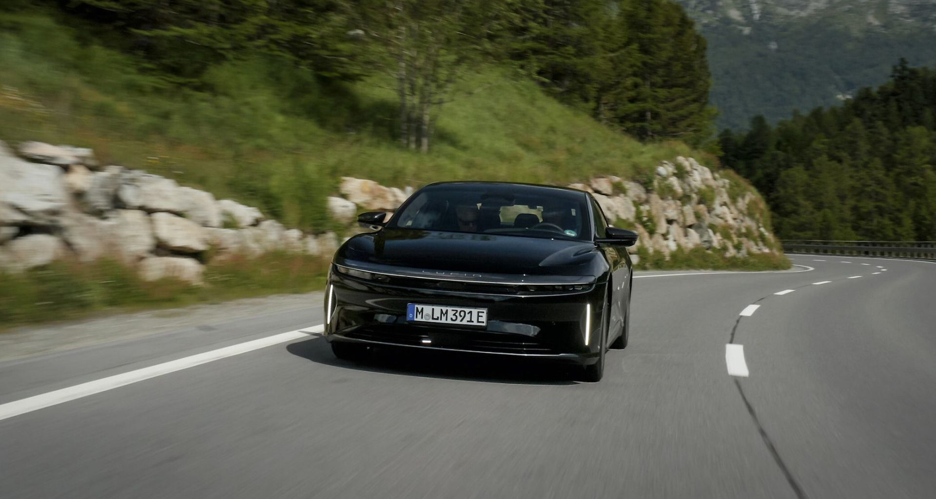 Carro elétrico Lucid Air bate recorde mundial ao rodar 1200 km com uma única carga.