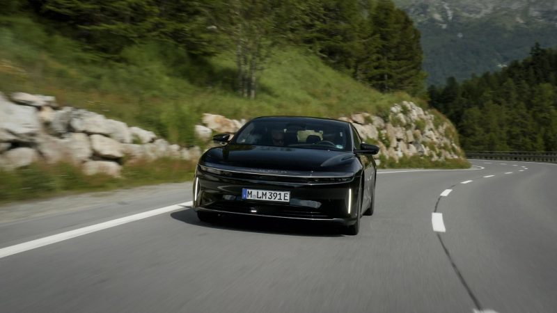 Carro elétrico Lucid Air bate recorde mundial ao rodar 1200 km com uma única carga.