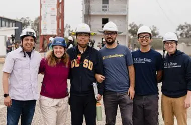 Engenheiros testam em simulador de terremoto o prédio de aço mais alto da história.