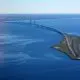 Obra-prima da engenharia: 16km que unem túnel, ilha e ponte, começando debaixo d'água.