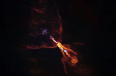Astrônomos registram nascimento de novo sistema solar ao redor de estrela jovem parecida com nosso Sol
