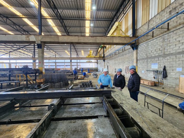 Prefeitura conhece indústria pioneira em tecnologia avançada de estacas de concreto em Moreira César