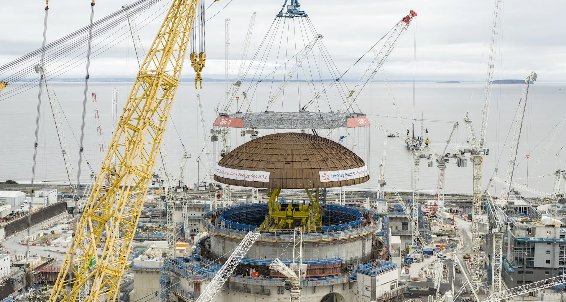 Maior guindaste do mundo ergue cúpula de 245 toneladas em usina nuclear no Reino Unido