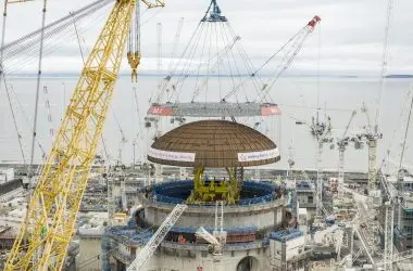 Maior guindaste do mundo ergue cúpula de 245 toneladas em usina nuclear no Reino Unido