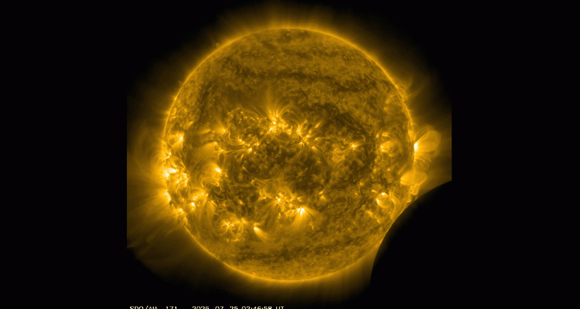Nave da NASA fotografa no mesmo dia Terra durante eclipse e Lua passando na frente do Sol