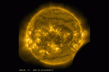 Nave da NASA fotografa no mesmo dia Terra durante eclipse e Lua passando na frente do Sol
