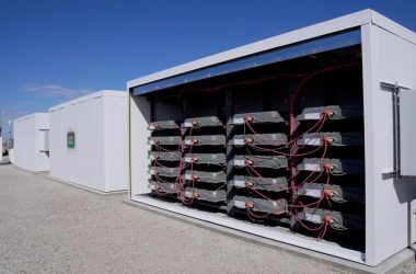 Texas reaproveita 500 baterias usadas de carros elétricos para armazenar energia na rede elétrica