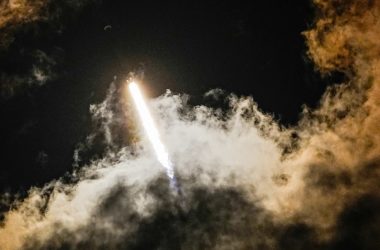 Veja as fotos: Foguete da SpaceX decola da base em Cabo Canaveral na noite de terça em missão Starlink