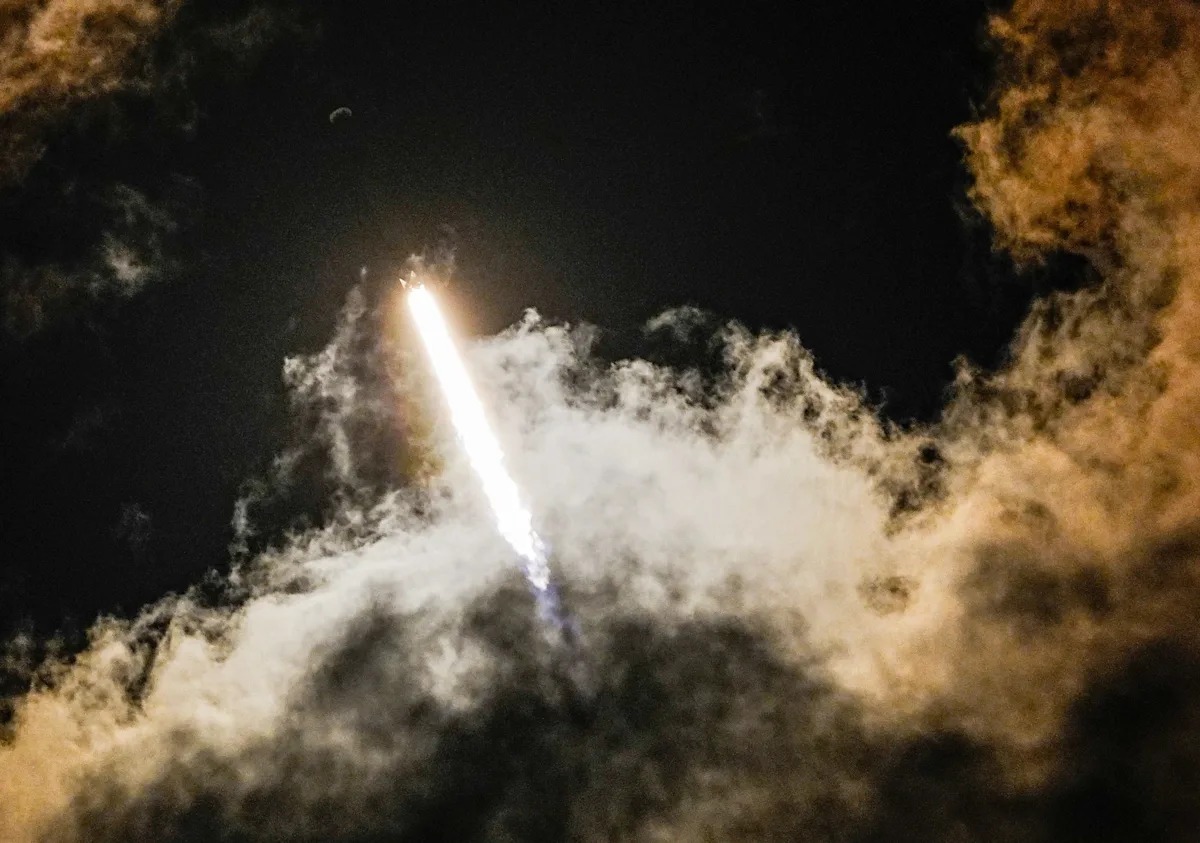 Veja as fotos: Foguete da SpaceX decola da base em Cabo Canaveral na noite de terça em missão Starlink