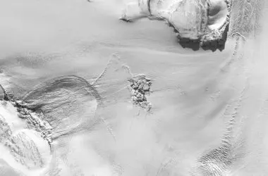 Água derretida jorra da camada de gelo da Groenlândia em erupção inédita