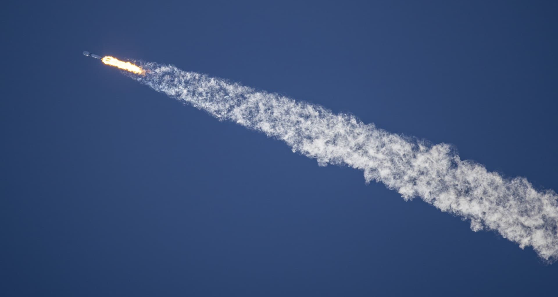 Amazon supera a marca de 100 satélites com o lançamento do projeto Kuiper, adiado pelo clima.