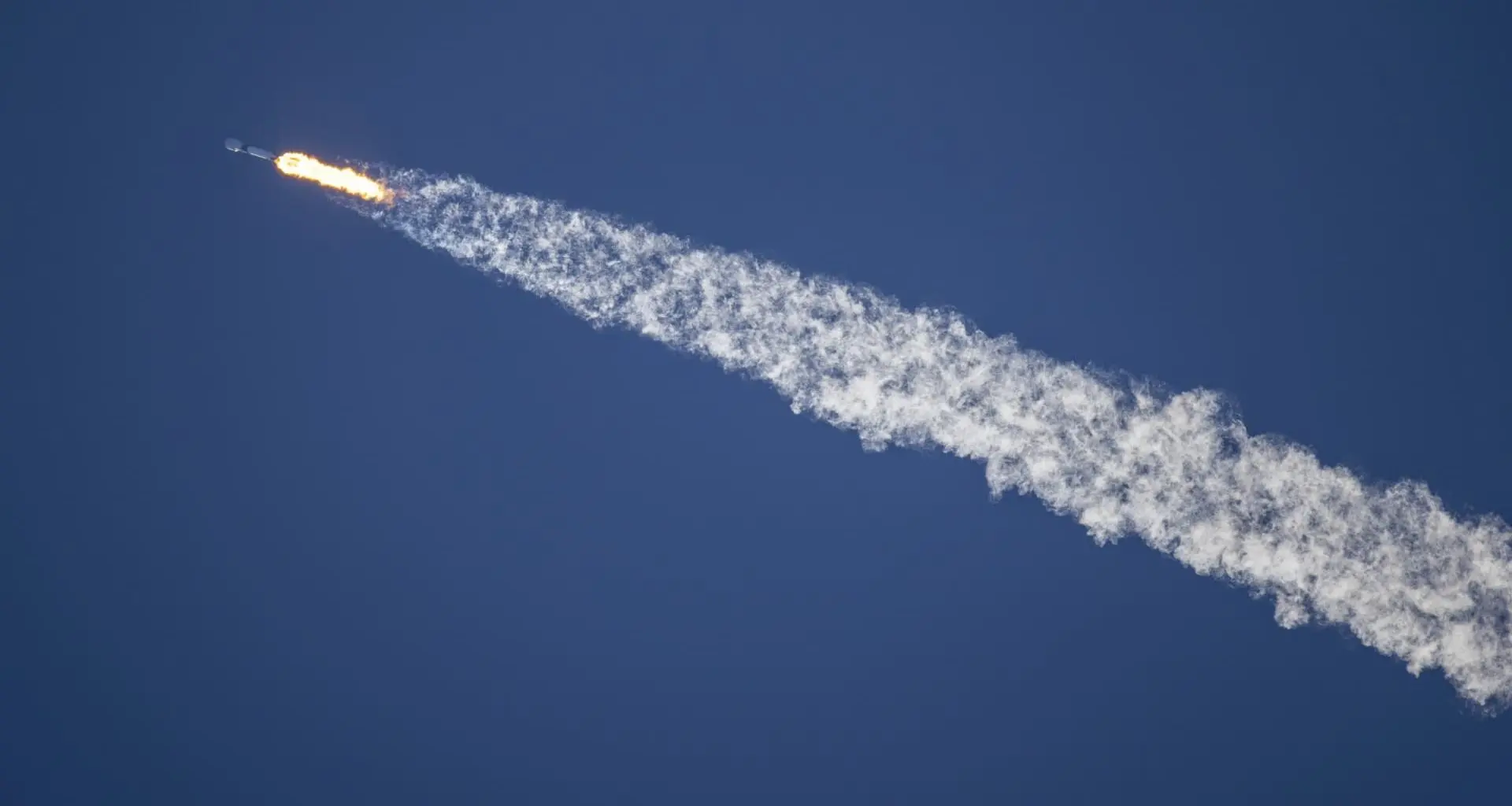 Amazon supera a marca de 100 satélites com o lançamento do projeto Kuiper, adiado pelo clima.