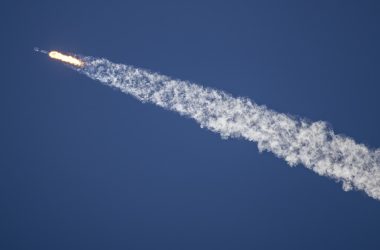 Amazon supera a marca de 100 satélites com o lançamento do projeto Kuiper, adiado pelo clima.