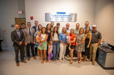 Universidade do Oeste da Flórida celebra novo prédio de laboratórios de última geração.