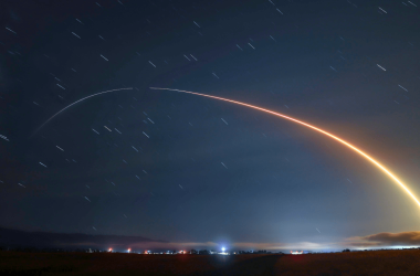 Foguete da SpaceX com 24 satélites cria um espetáculo de luzes no céu da Califórnia.