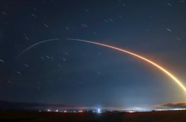 Foguete da SpaceX com 24 satélites cria um espetáculo de luzes no céu da Califórnia.
