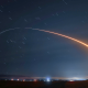 Foguete da SpaceX com 24 satélites cria um espetáculo de luzes no céu da Califórnia.