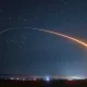 Foguete da SpaceX com 24 satélites cria um espetáculo de luzes no céu da Califórnia.