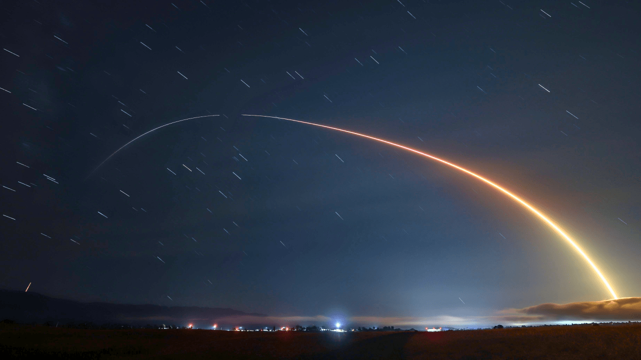 Foguete da SpaceX com 24 satélites cria um espetáculo de luzes no céu da Califórnia.
